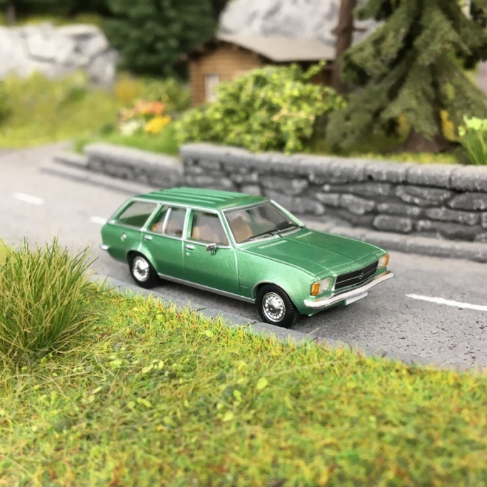 Opel Reckord D "Caravan" Vert métal-HO 1/87-PCX87 0022