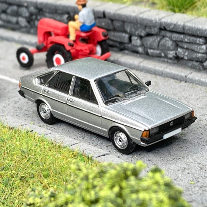 Volkswagen Passat B1 gris métallisé  -HO 1/87-PCX870251