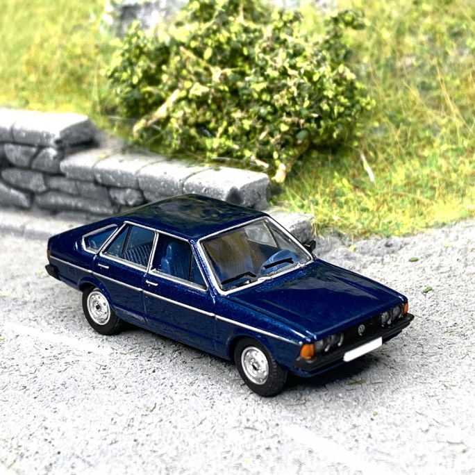 Volkswagen Passat B1 bleu métallisé  -HO 1/87-PCX870249