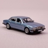 Jaguar XJ40 Sovereign, Bleu Clair métallisé - PCX 870161 - HO 1/87