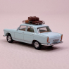 Peugeot 404 bleu pastel, galerie et valises - SAI 1822 - HO 1/87