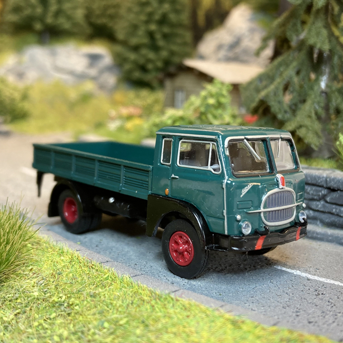 Fiat 642, plateau à ridelle, vert et noir - Brekina 58603 - 1/87