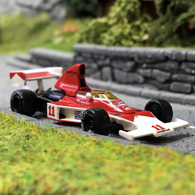 Mc Laren M23, Formule 1, J. Hunt, Rouge et Blanc - Brekina 22950 - 1/87