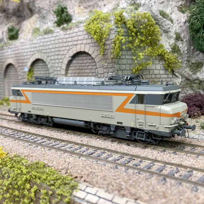 Locomotive électrique BB 7240, avec plaques, SNCF, Ep. IV digital AC 3R - LSMODELS 11707 - HO 1/87