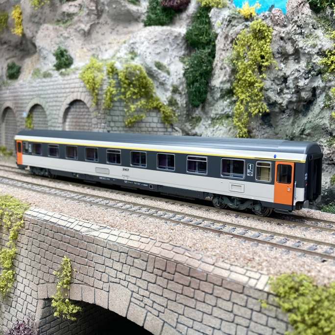 Voiture VSE, A9u, 1CL, Corail, logo encadré, "Eurofina" SNCF, Ep IV - LSMODELS 40380 - HO 1/87