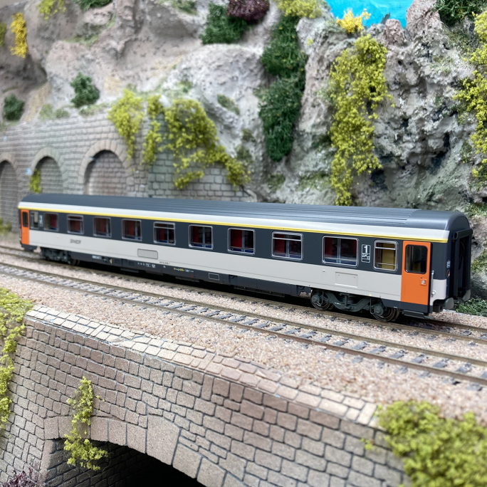 Voiture VSE, A9u, 1CL, Corail, logo Nouilles, "Eurofina" SNCF, Ep IV et V - LSMODELS 40381 - HO 1/87