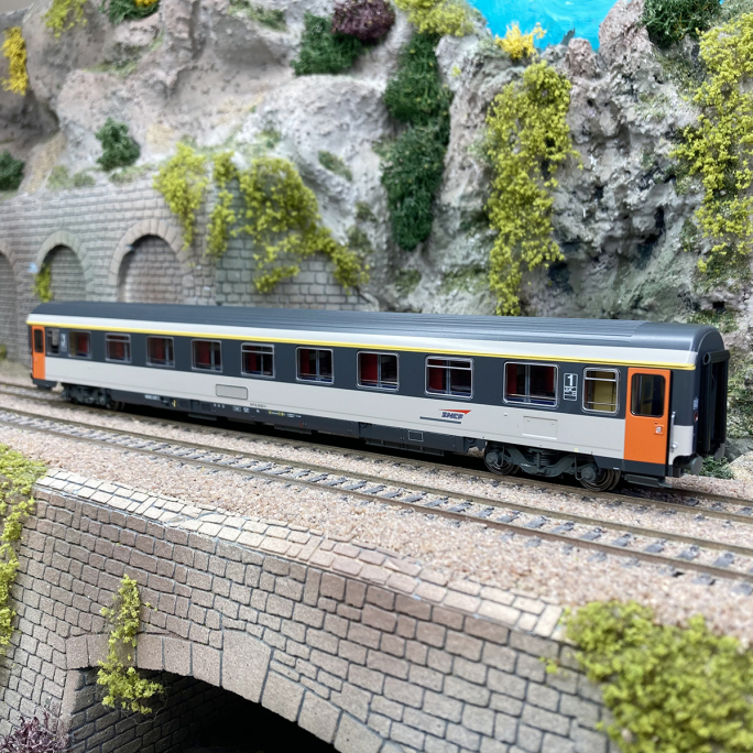 Voiture VSE, A9u, 1CL, Corail, logo Casquette, "Eurofina" SNCF, Ep V et VI - LSMODELS 40384 - HO 1/87