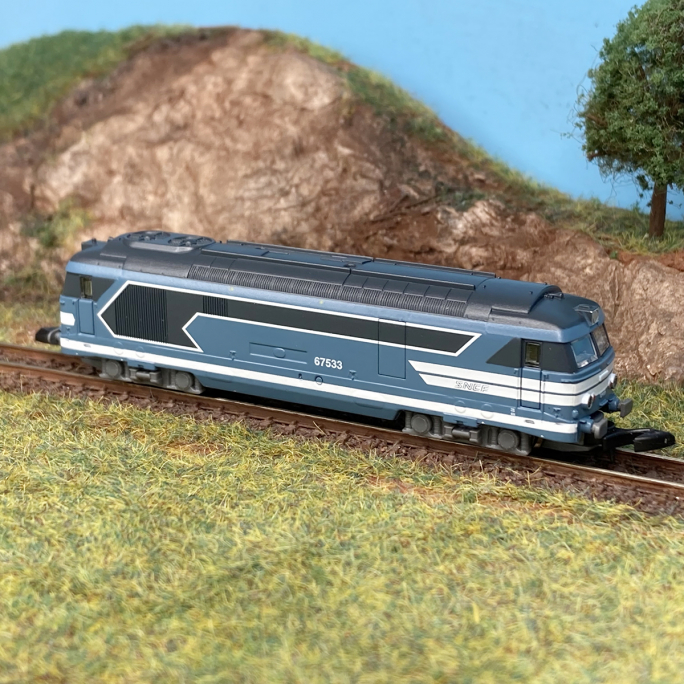 Locomotive diesel BB 67533 "Logo Nouille", Sncf, Ep IV - AZAR MODELS L01-BL4 - Z 1/220