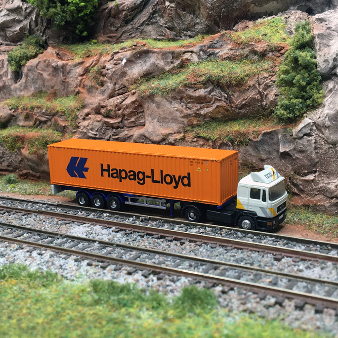 MAN F90 camion porte conteneur "Hapag-Lloyd", Orange et bleu - MINIS LC4068 - N 1/160