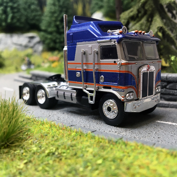 Camion, Tracteur Kenworth K 100 Aérodyne, Bleu & Argent - Brekina 85741 - HO 1/87