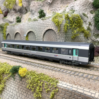 Voiture VTU B10rtu, 2CL, logo Casquette, SNCF, avec éclairage,  Ep V - LSMODELS 40605 - HO 1/87