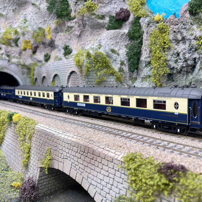 Rame de 6 voitures "Edelweiss Pullman Express" avec éclairage, CIWL, Ep II  - TRIX 26470 - HO 1/87