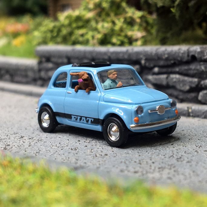 Fiat 500 avec chauffeur et chien, Bleu -Busch 48735 - HO 1/87