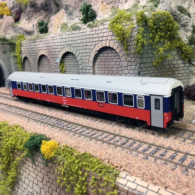 Voiture lit WLSReem, livrée bleu/rouge, version actuelle, RZD, Ep. V - LSMODELS 48201 - HO 1/87