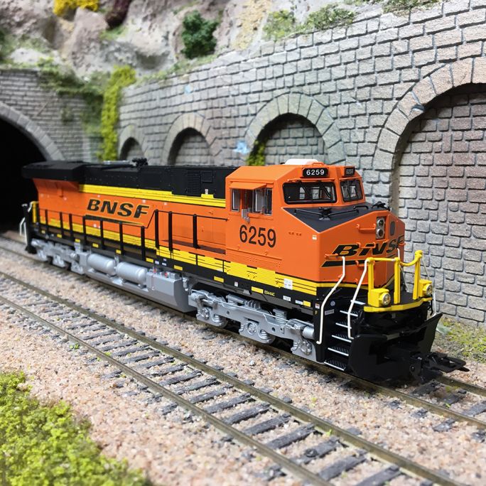 Locomotive diesel américaine type GE ES44AC, BNSF, Digital Son, Ep. VI - TRIX 25446 - HO 1/87